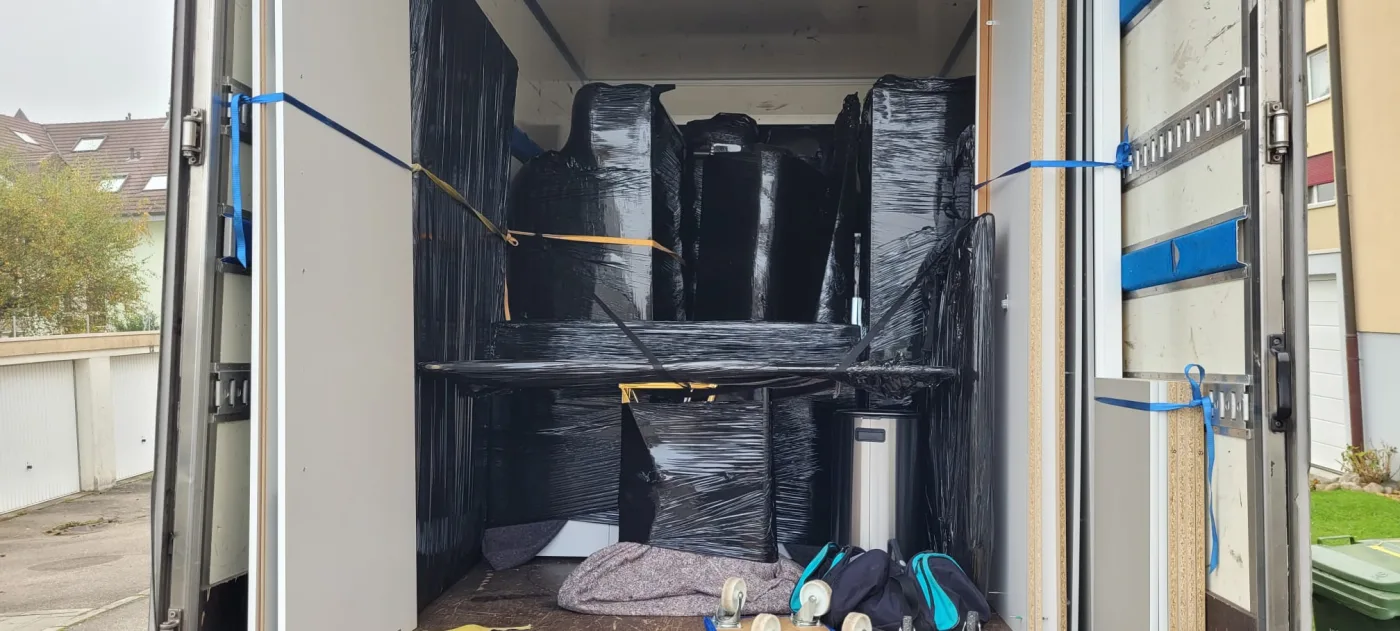 Equipe Keyi emballant un matelas dans une villa moderne