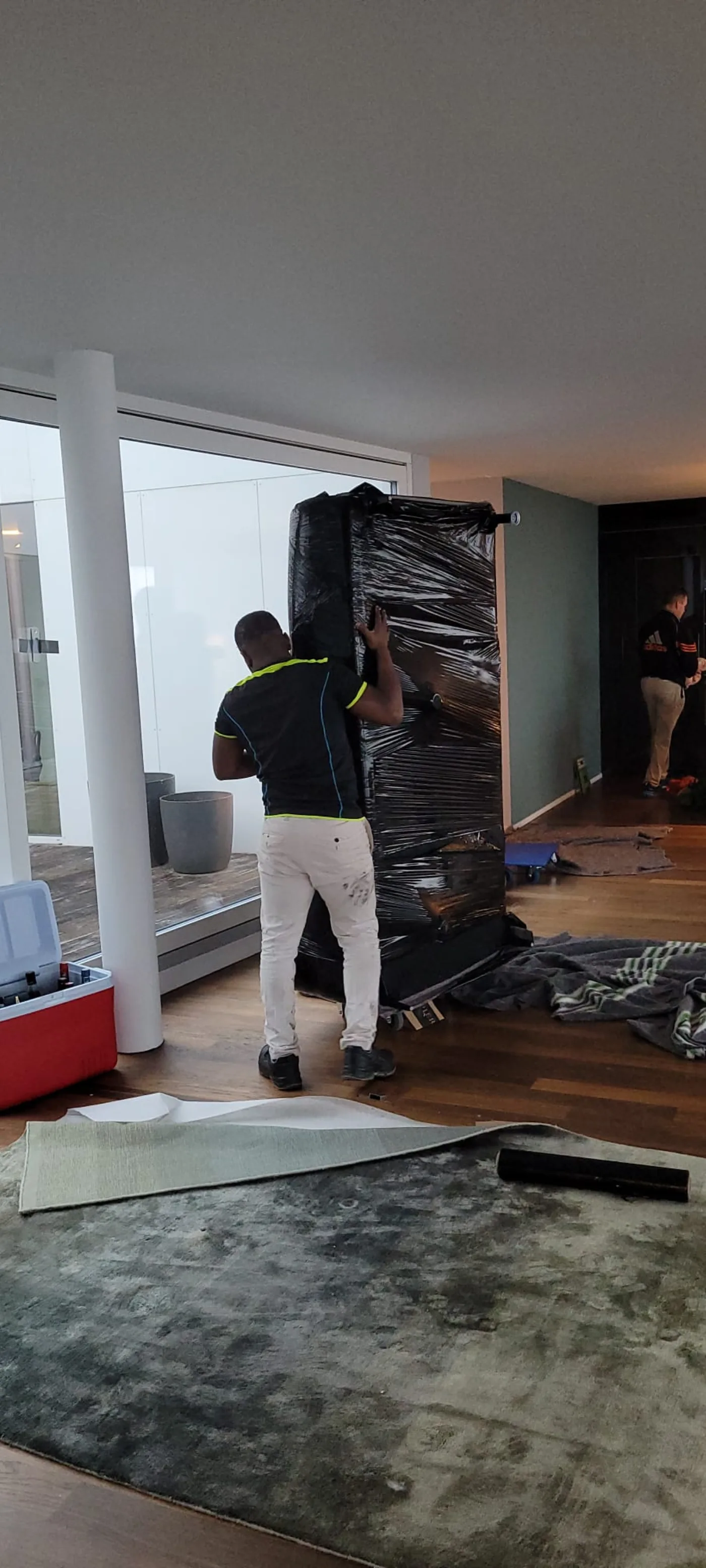 Camion Keyi charge - meubles emballes et sangles