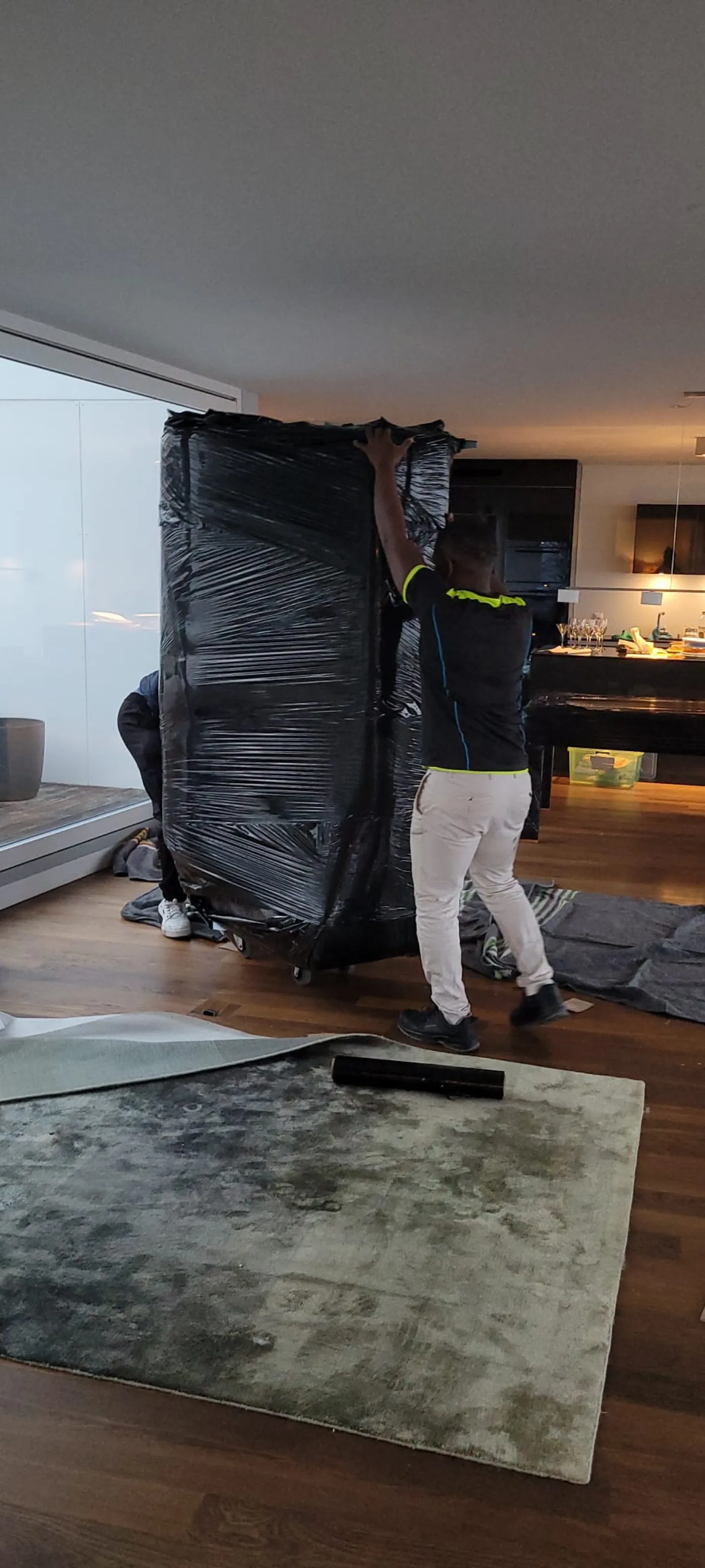 Demenageurs Keyi protegeant les meubles avec film noir