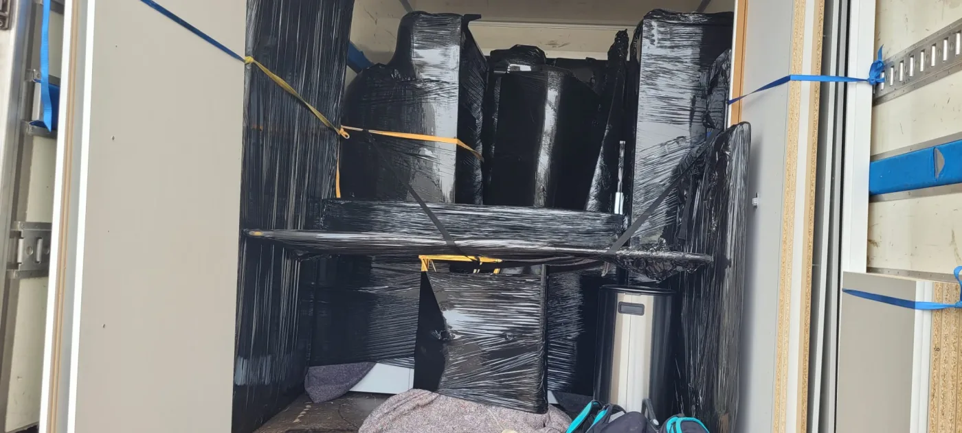 Equipe Keyi deplacant une armoire emballee