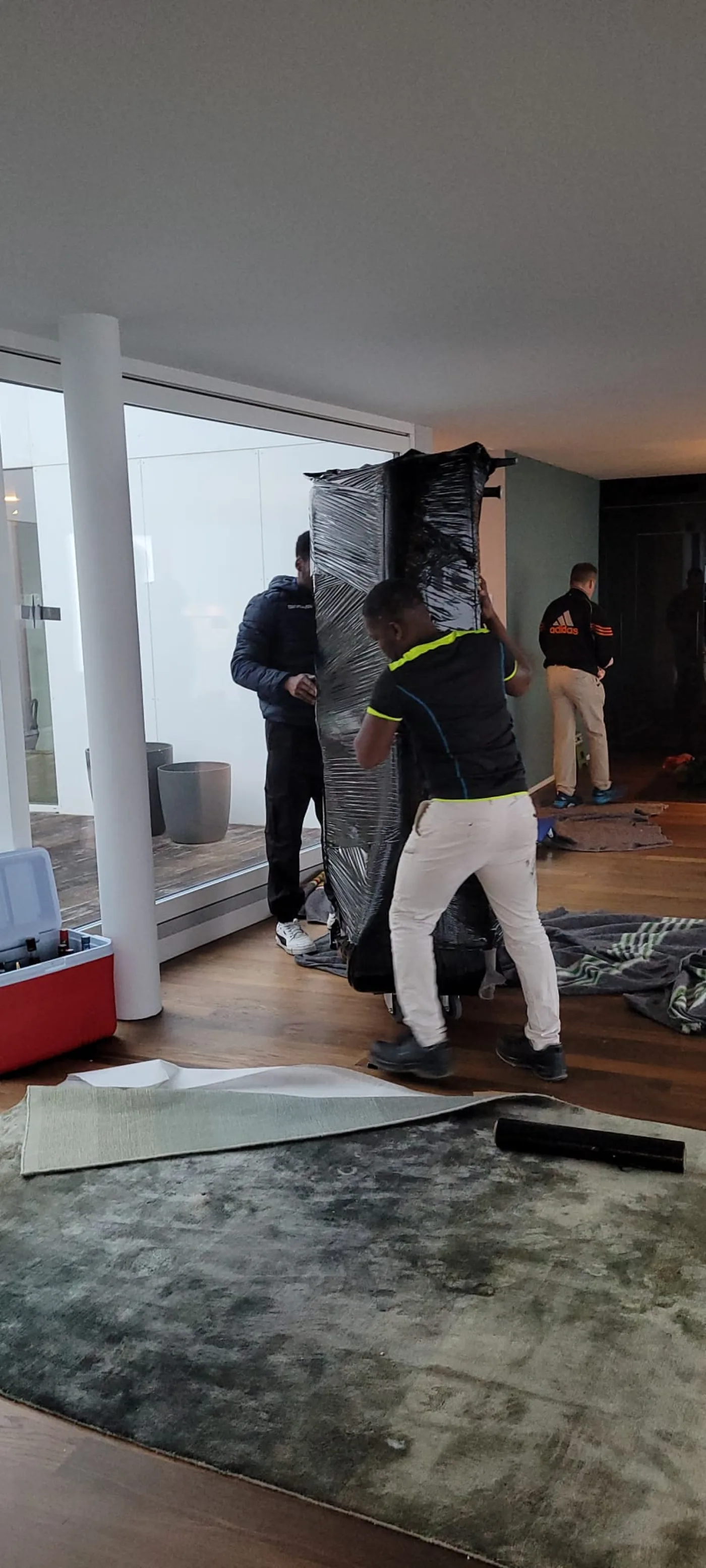 Interieur du camion Keyi avec mobilier securise